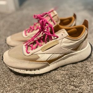 Reebok Retro sneakers- size 8.5- LIKE NEW!!